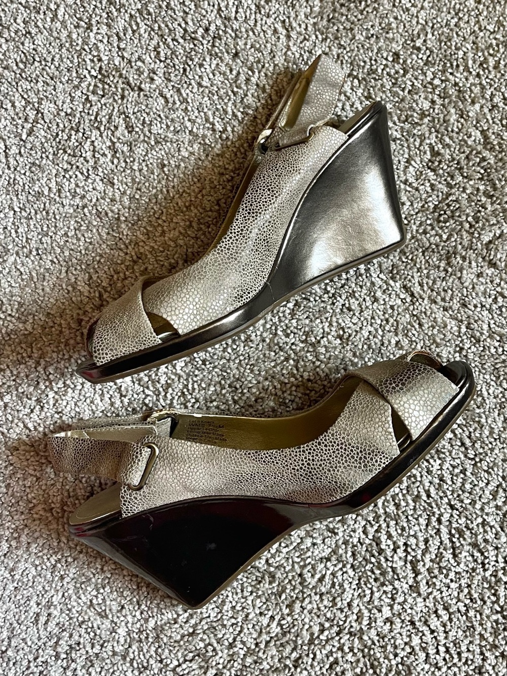 Women's Open Toe Kenneth Cole Reaction Silver Gold Metallic Wedges Size 7.5